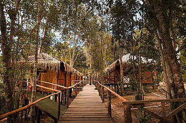 Pfad zwischen den Bungalows der Tupana Lodge im Amazonas