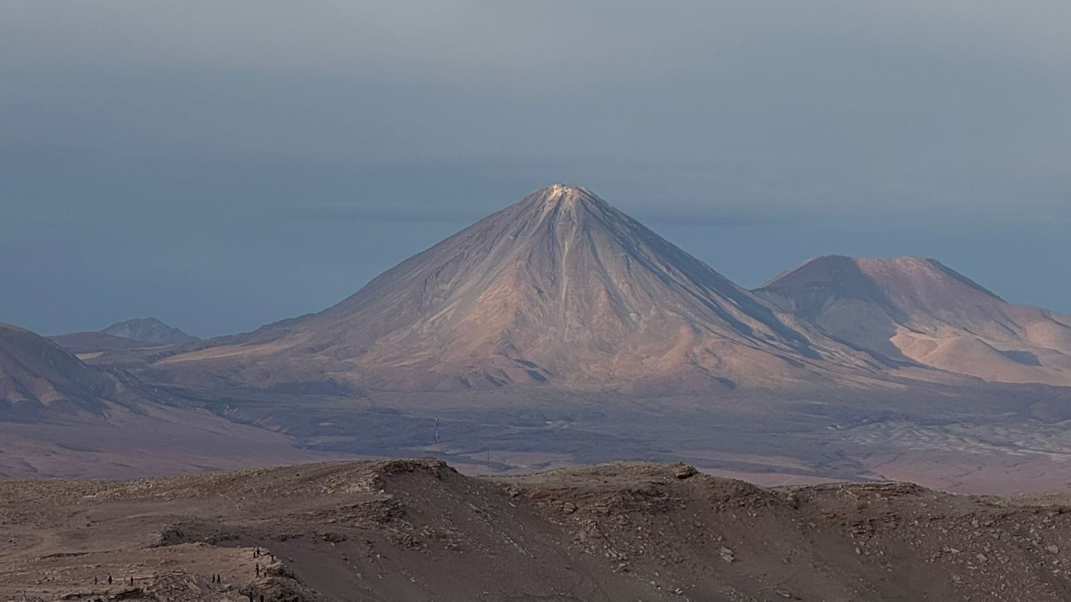 Vulkan Licancabur und Wüstenlandschaft der Atacama im Abendlicht bei San Pedro de Atacama, Chile