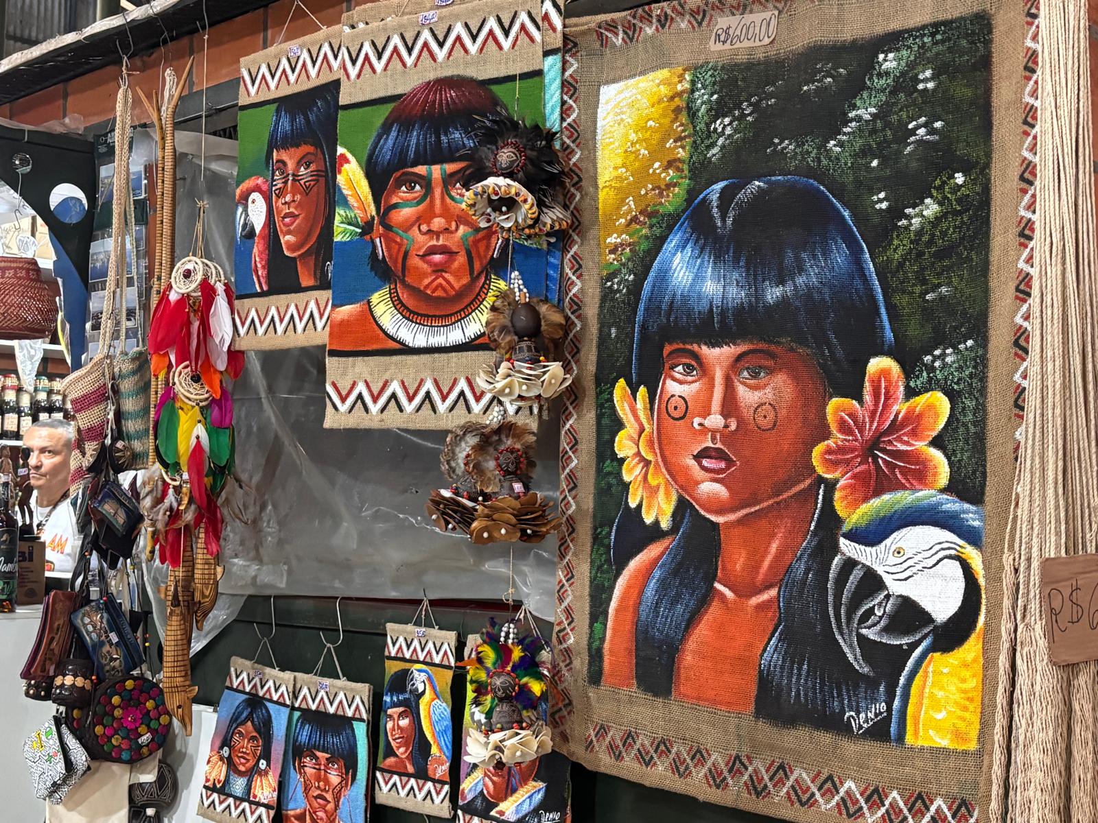 Street-Art-Murals an Hochhausfassaden in Manaus – indigene Gesichter und Amazonen-Frauen