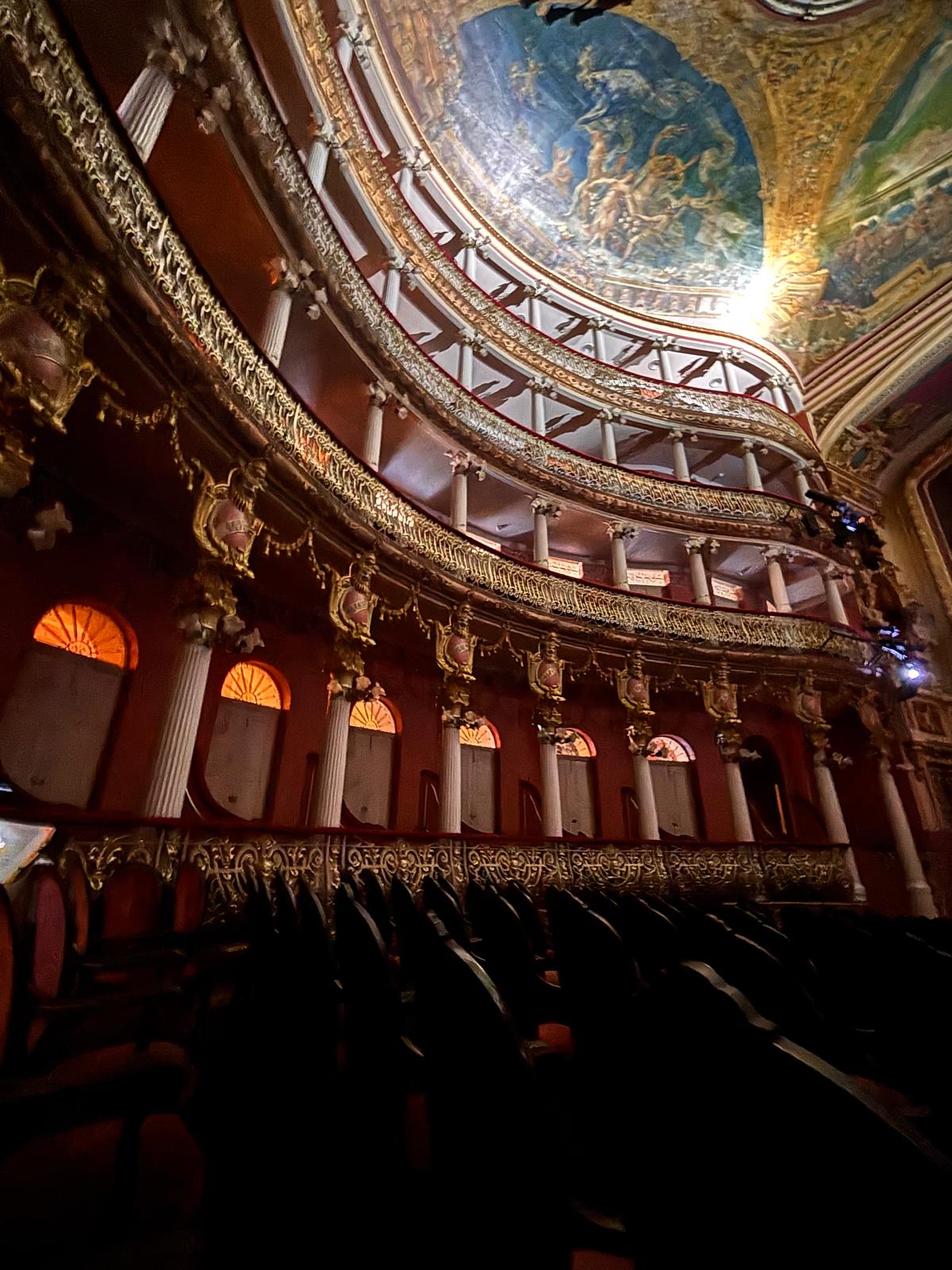 Teatro Amazonas Manaus – Innenraum mit Balkonrängen und Bühne