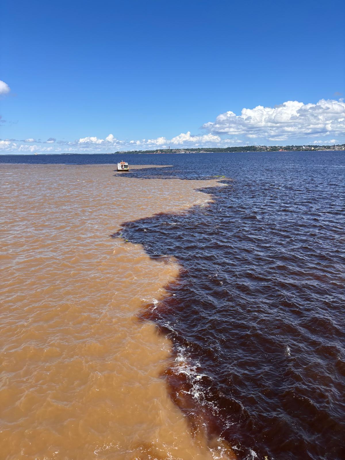 Encontro das Águas – Zusammenfluss von Rio Negro und Rio Solimões bei Manaus, besonders gut vom Zaltana-Riverboat aus zu beobachten.