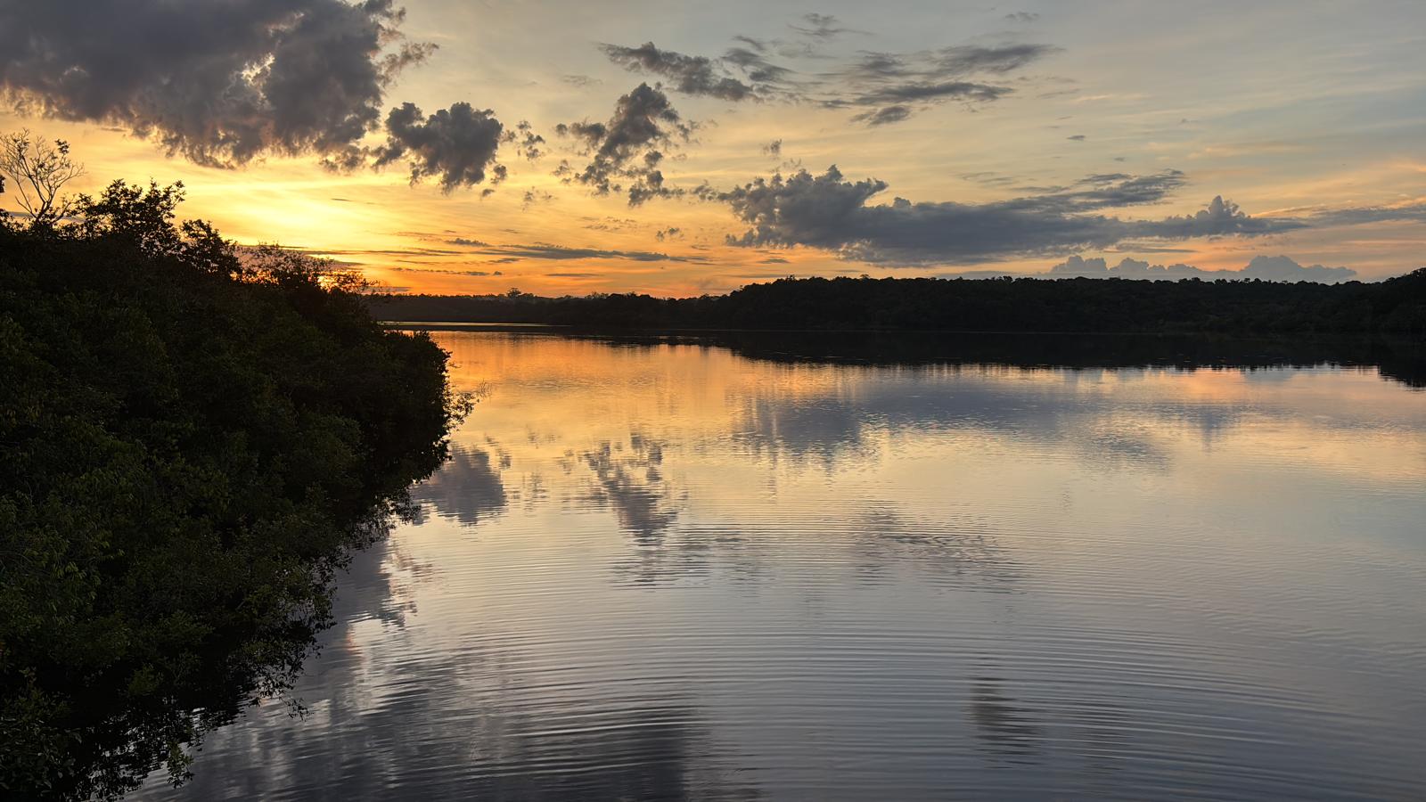 Sonnenuntergang über dem Rio Cuieiras – letzter Abend auf dem Amazonas