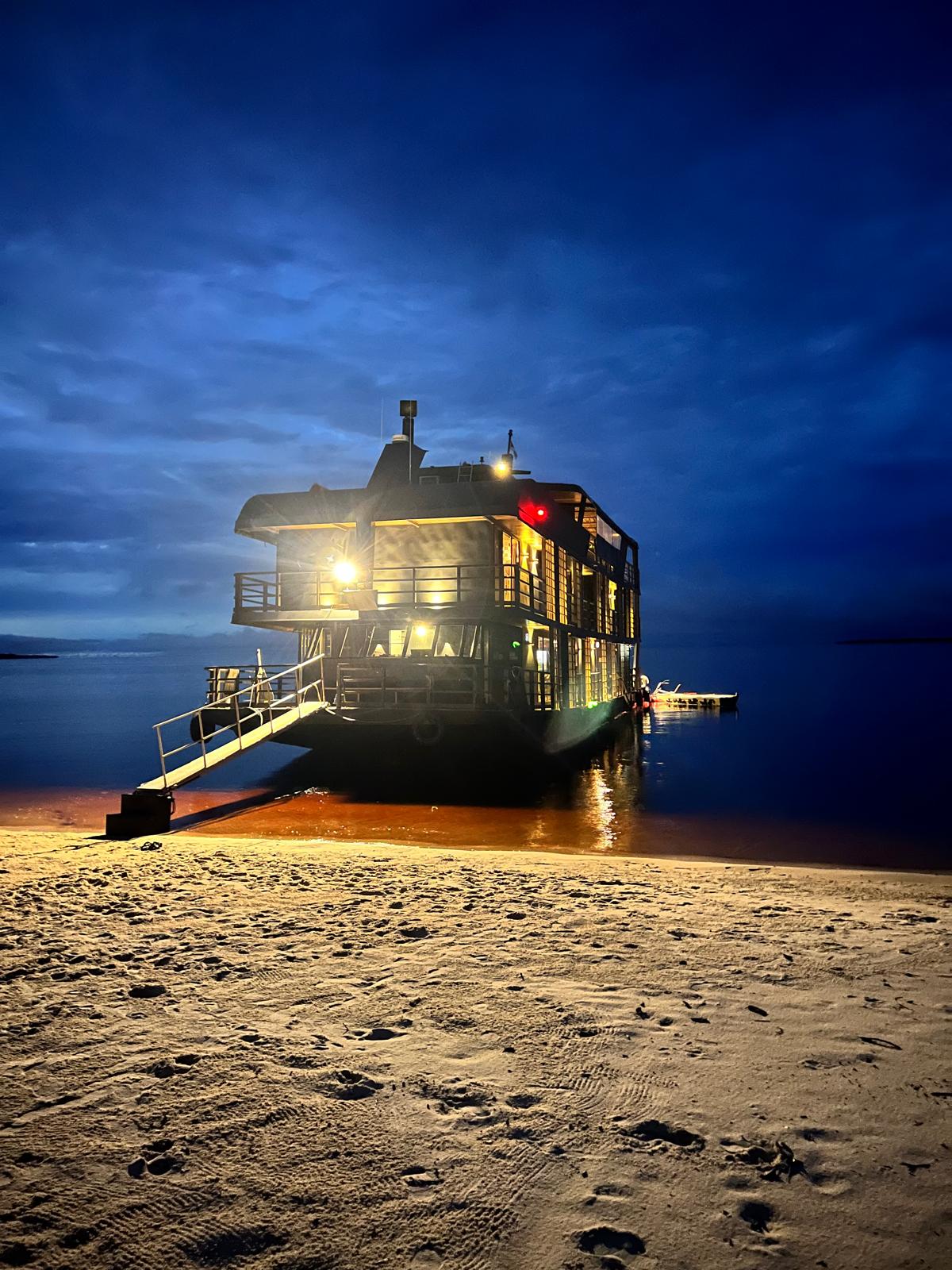 Das Zaltana Riverboat bei Nacht auf dem Sandstrand des Rio Cuieiras