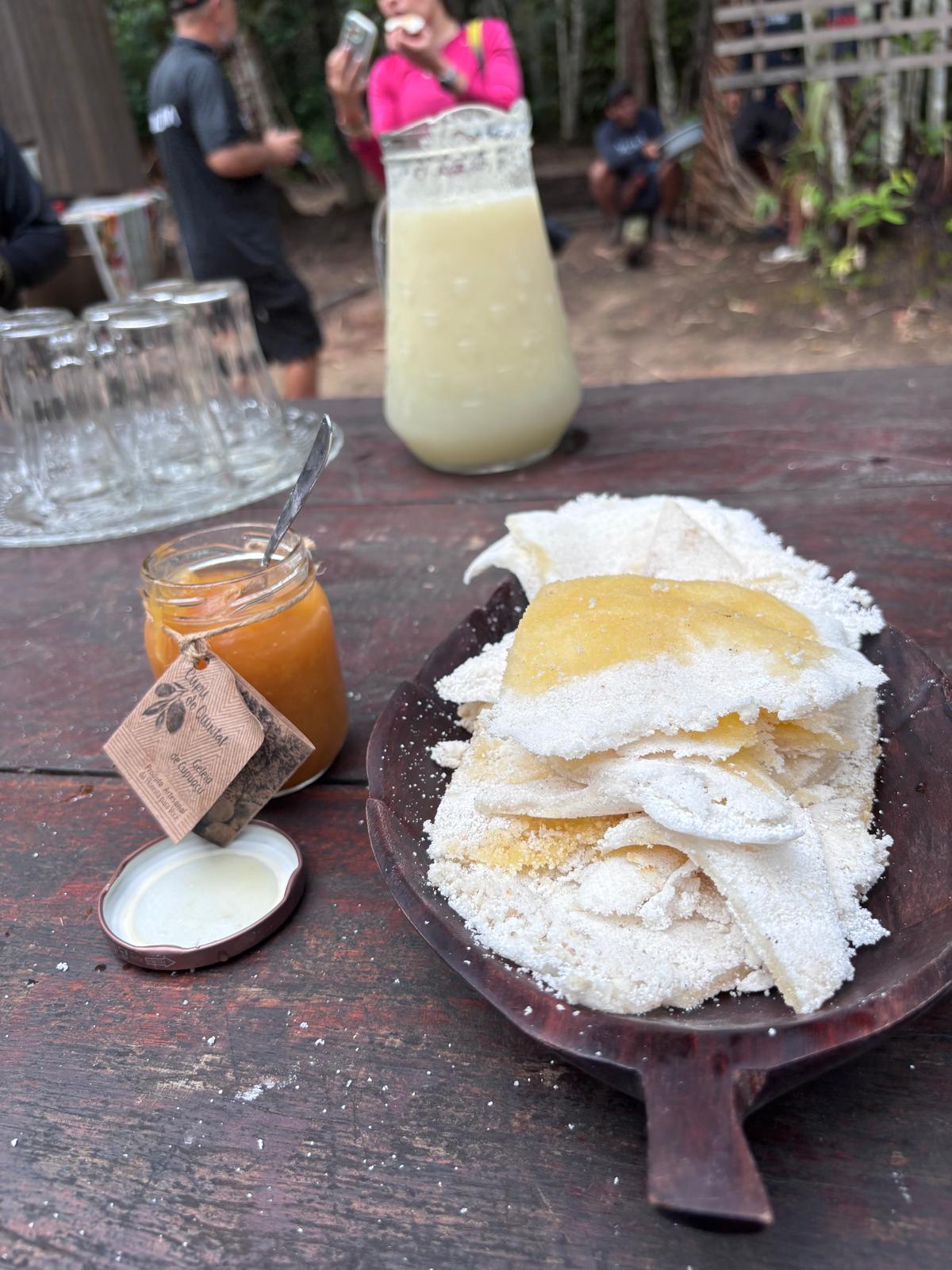 Frische Tapioka mit Cupuaçu-Marmelade bei den Tukano-Flussfamilien