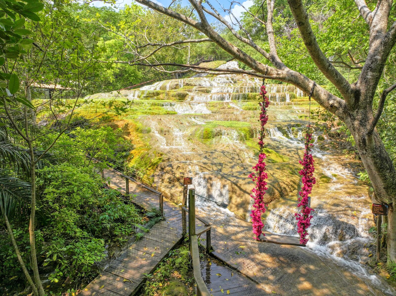 Kalksinter-Kaskaden und Naturpools im Wald bei Bonito, Brasilien