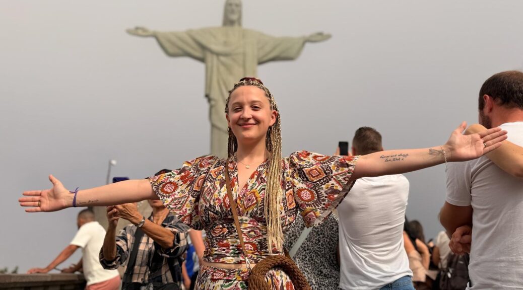 Reisebericht Brasilien: Megan vor dem Cristo Redentor auf dem Corcovado in Rio de Janeiro