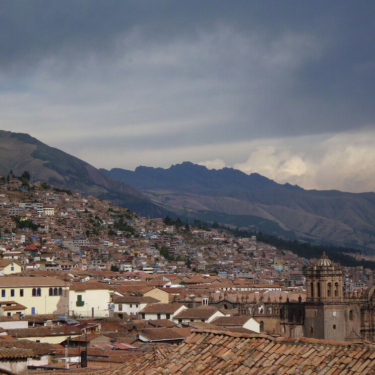 Blick auf die roten Dächer Cusco, Peru.