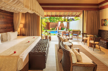 Luxuriöse Villa-Suite mit Sitzbereich und direktem Zugang zum privaten Außenpool im Nannai Resort.