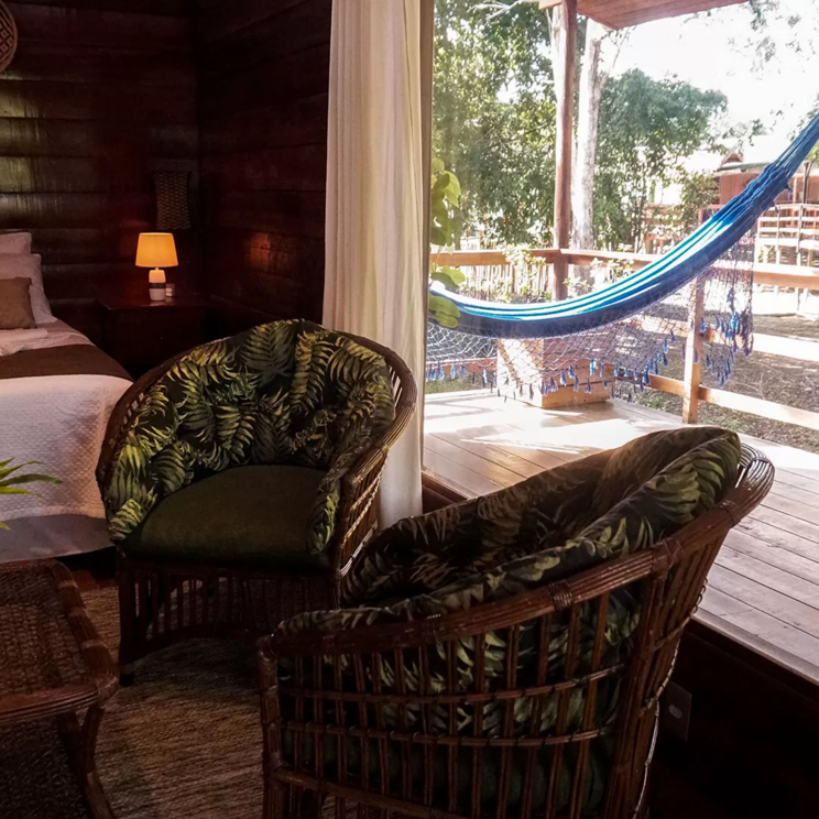 Zimmer in der Manati Lodge im Amazonas, Brasilien, mit Blick auf die Terrasse mit Hängematte und gemütlichen Sitzgelegenheiten.