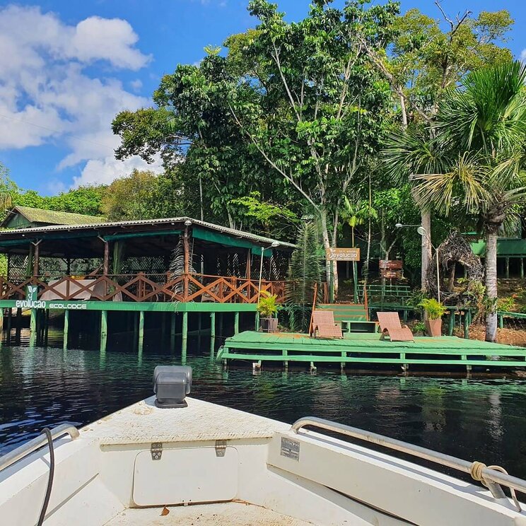 Anlegestelle und die auf Stelzen errichtete Terrasse der Evolução Ecolodge im brasilianischen Amazonasgebiet