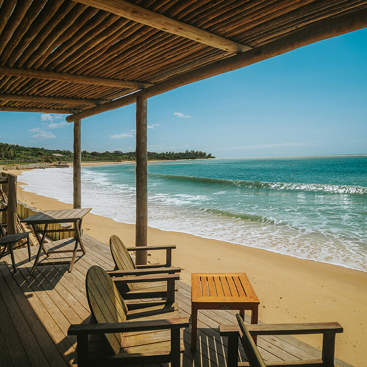 Terrasse der Pousada Tutabel mit Blick auf den Strand bei Trancoso im Bundesstaat Bahia in Brasilien.