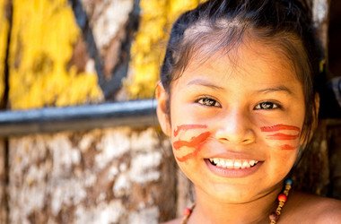Indigene mit Gesichtsbemalung im Amazonas