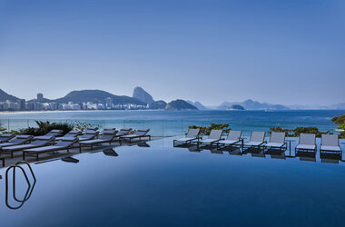 Infinity-Pool im Fairmont Rio mit Blick auf die Bucht von Copacabana und den Zuckerhut in Brasilien.