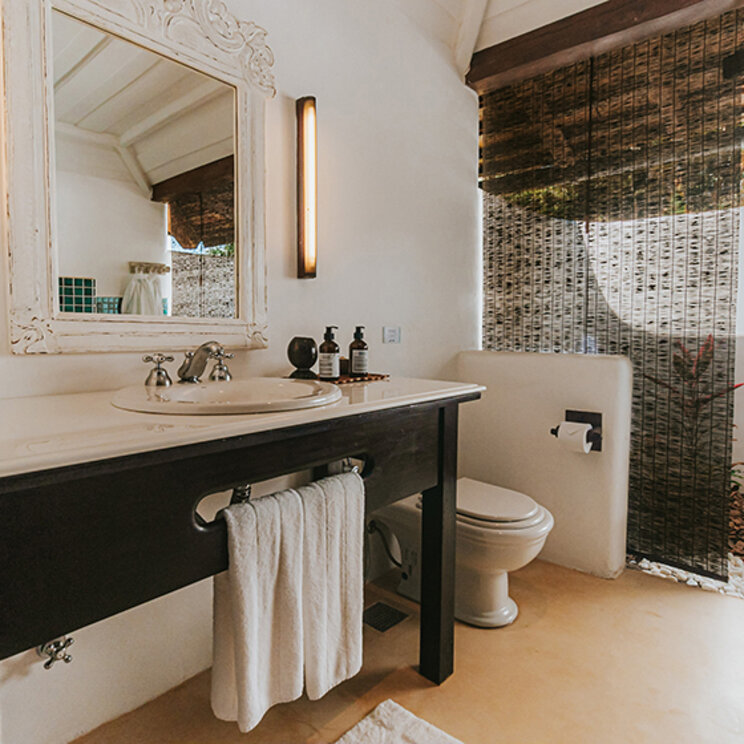 Badezimmer der Villa Rio do Brasil in der Pousada Tutabel mit offenem Duschbereich zum tropischen Garten nahe Trancoso an der Küste von Bahia.