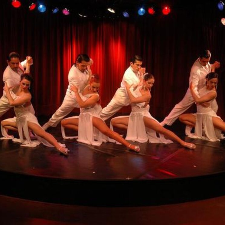 Vier Tango-Pärchen auf einer Bühne in Buenos Aires