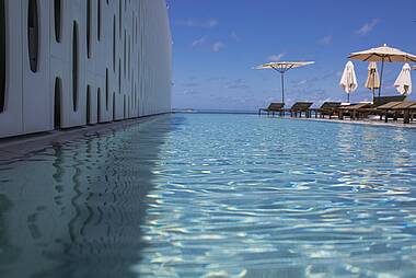 Pool und Fassade des Hotels Emiliano Rio