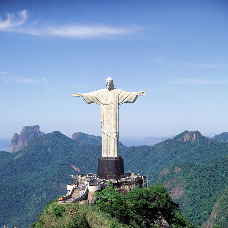 Blick auf Rio de Janeiro mit der majestätischen Christusstatue auf dem Corcovado.