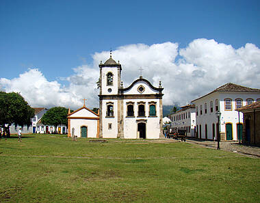Weiße Kirche und Häuser im brasilianischen Paraty