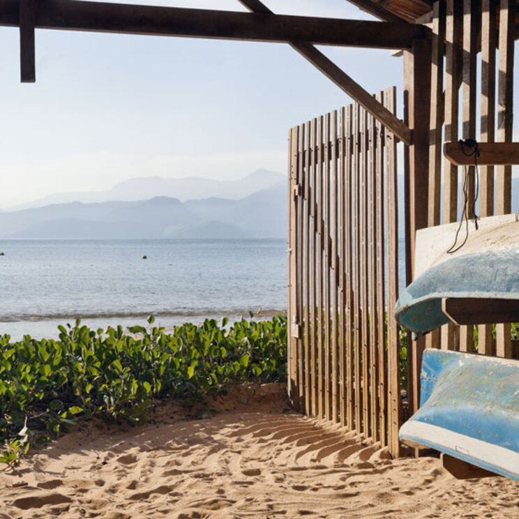 Strandzugang mit Kayak und Stand-Up-Paddle-Boards im Hotel O Sitío auf der Ilha Grande