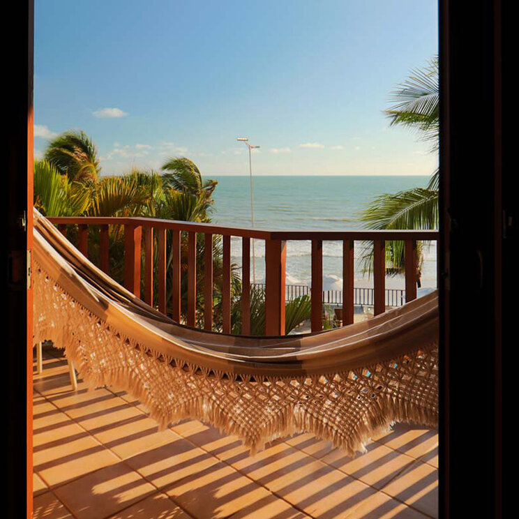 Balkon mit Hängematte und Blick auf den Atlantik in Natal, Brasilien.