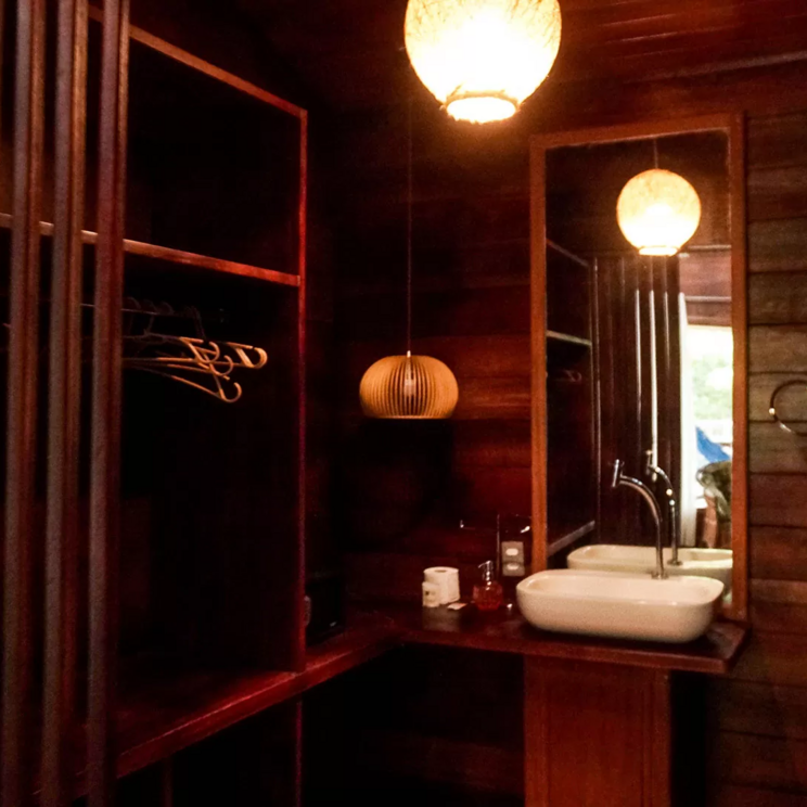 Badezimmer in der Manati Lodge im Amazonas, Brasilien, mit rustikalem Holzdesign.