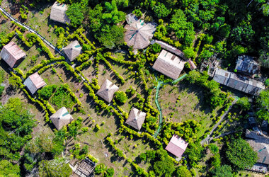 Luftaufnahme der Bungalow-Anlage Amazon Village mit Strohdaechern im brasilianischen Regenwald.