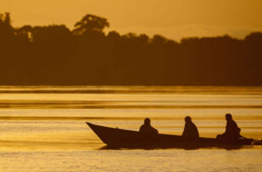 Boot auf dem Amazonas bei Sonnenaufgang