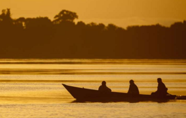 Boot auf dem Amazonas bei Sonnenaufgang