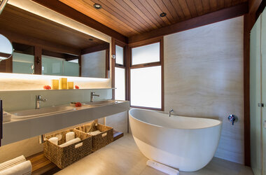 Modernes Badezimmer mit freistehender Badewanne und Doppelwaschbecken im Nannai Resort, Brasilien.
