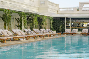 Poolbereich im Belmond Copacabana Palace in Rio de Janeiro, Brasilien, mit Liegen und tropischem Ambiente nahe der Copacabana.