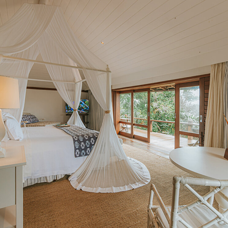 Suite mit Himmelbett und Balkon in der Pousada Tutabel bei Trancoso im Bundesstaat Bahia in Brasilien.