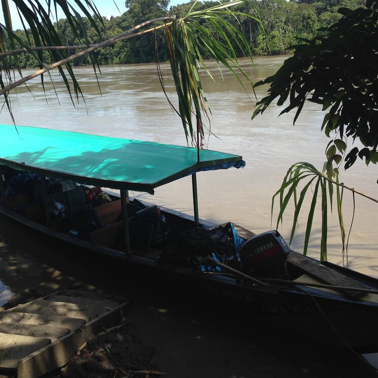 Boot am Hafen des Versorgungsdorfes Boca Manu - Expeditionsreise Amazonas von Gateway Lateinamerika