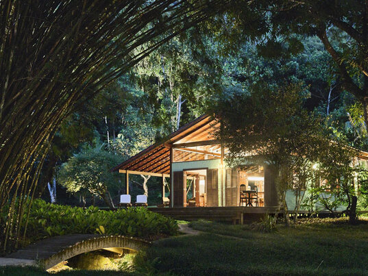 Das Hotel O Sitío hell erleuchtet bei Nacht, Ilha Grande