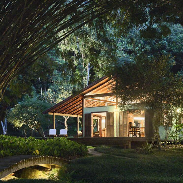 Das Hotel O Sitío hell erleuchtet bei Nacht, Ilha Grande