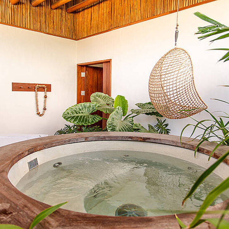 Whirlpool im Hotel Villa Mandi in Jericoacoara, Brasilien, umgeben von Pflanzen und natürlichem Design.