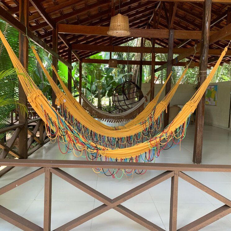Hängematte im Gemeinschaftsbereich der Amazon Premium Lodge im Amazonas, Brasilien, umgeben von tropischer Vegetation.