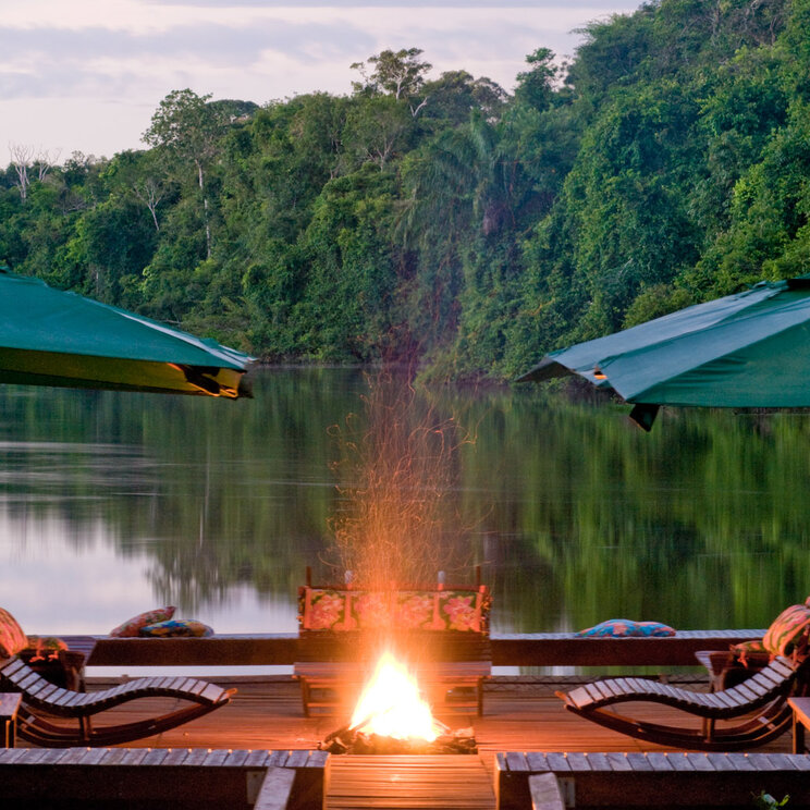 Das Floating Deck der Cristalino Jungle Lodge mit einem gemütlichen Lagerfeuer und Blick auf den Amazonas-Regenwald.