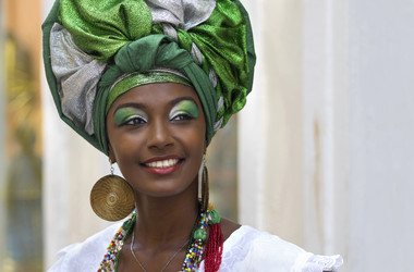Afrobrasilianerin in traditioneller Kleidung