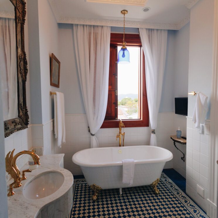 Badezimmer mit freistehender Badewanne im Hotel Boutique Quinta das Videiras in Florianópolis in Brasilien.