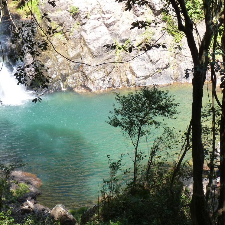 Kristallklares Wasser mit Wasserfall in Nobres, Brasilien, während einer Mietwagentour zur Chapada dos Guimarães.