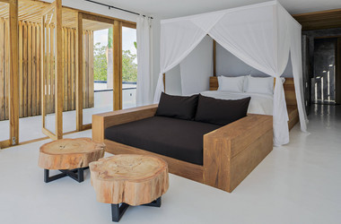 Sofa und Bett in der Top Suite des Ka Bru Boutique Hotels