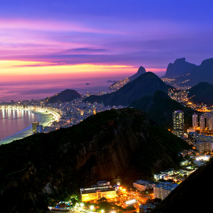 Blick auf Rio de Janeiro bei Nacht