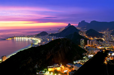 Blick auf Rio de Janeiro bei Nacht