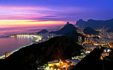 Blick auf Rio de Janeiro bei Nacht