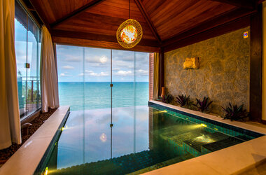 Innenpool einer Suite mit Glasfront und Blick auf das Meer in Natal, Brasilien.