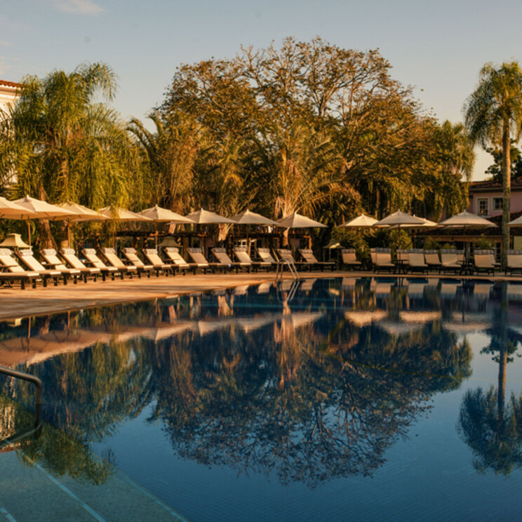 Pool mit Spiegelung am Abend im Belmond Hotel das Cataratas im Nationalpark Iguaçu bei den Iguaçu-Wasserfällen in Brasilien.