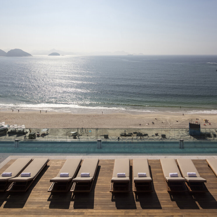 Rooftop-Terrasse des Emiliano Rio mit Sonnenliegen, Infinity-Pool und Blick auf die Copacabana in Rio de Janeiro.