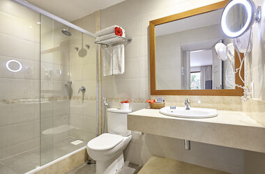 Modernes Badezimmer der Junior Suite im PortoBay Buzios, Brasilien, mit Glasdusche, hellem Waschtisch und WC