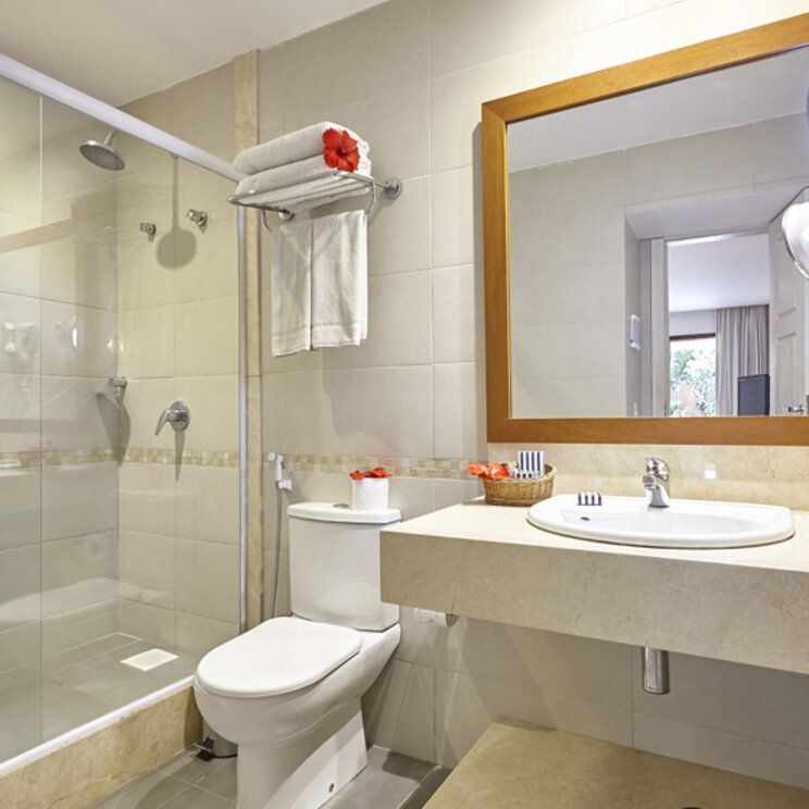 Modernes Badezimmer der Junior Suite im PortoBay Buzios, Brasilien, mit Glasdusche, hellem Waschtisch und WC