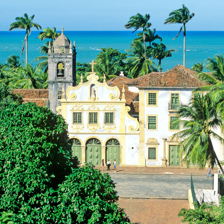 Die barocke Kirchenfassade in Olinda mit kunstvollen Verzierungen und prächtigen Stuckarbeiten
